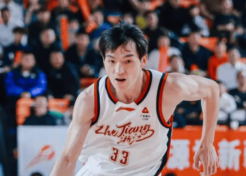 PP电子官方-吴前半场投篮3中2，三分2中1得到5分1篮板1助攻