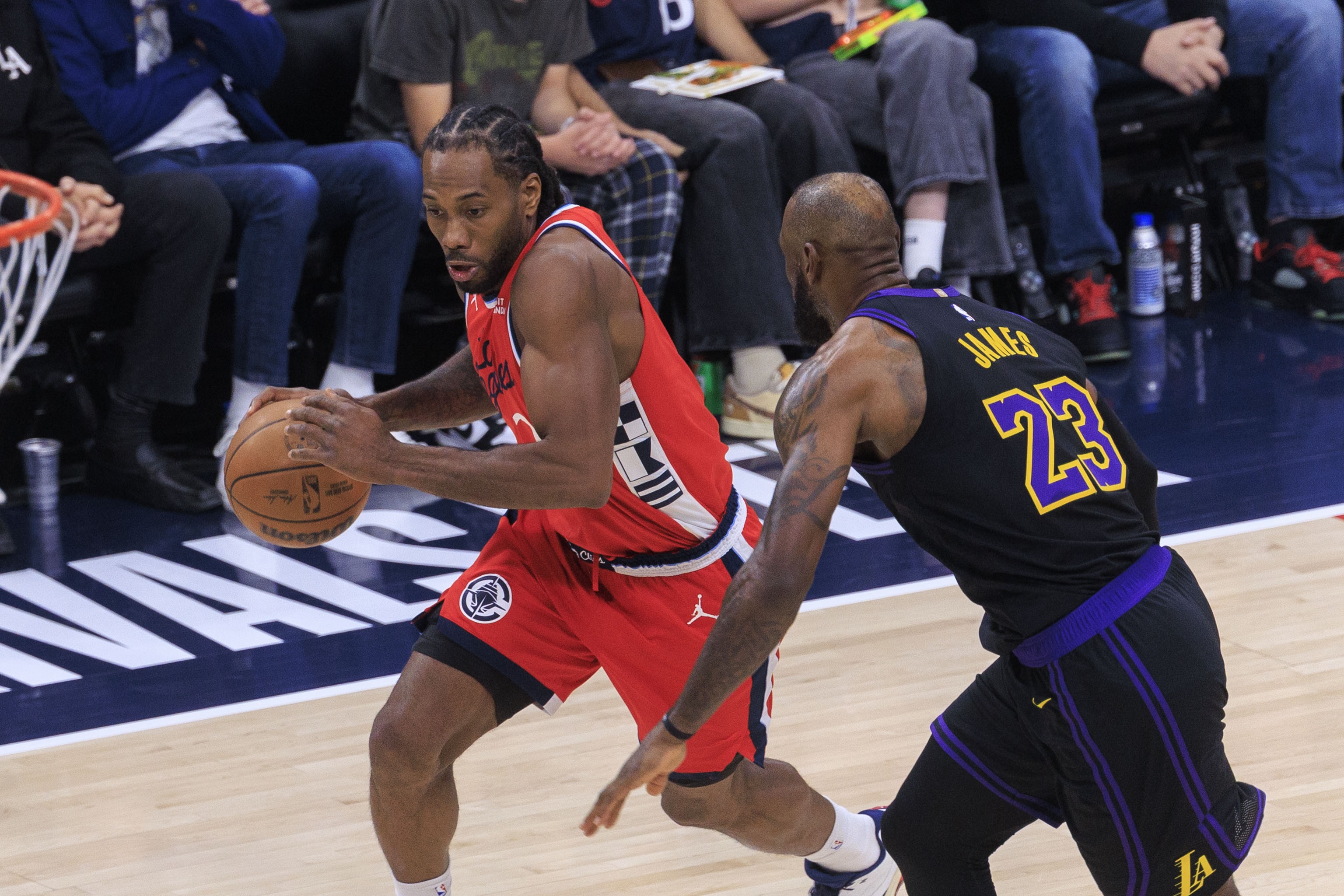 PP电子官方-哈登走了 快船还留着伦纳德有何意义？火湖都能不动主力轻松配平