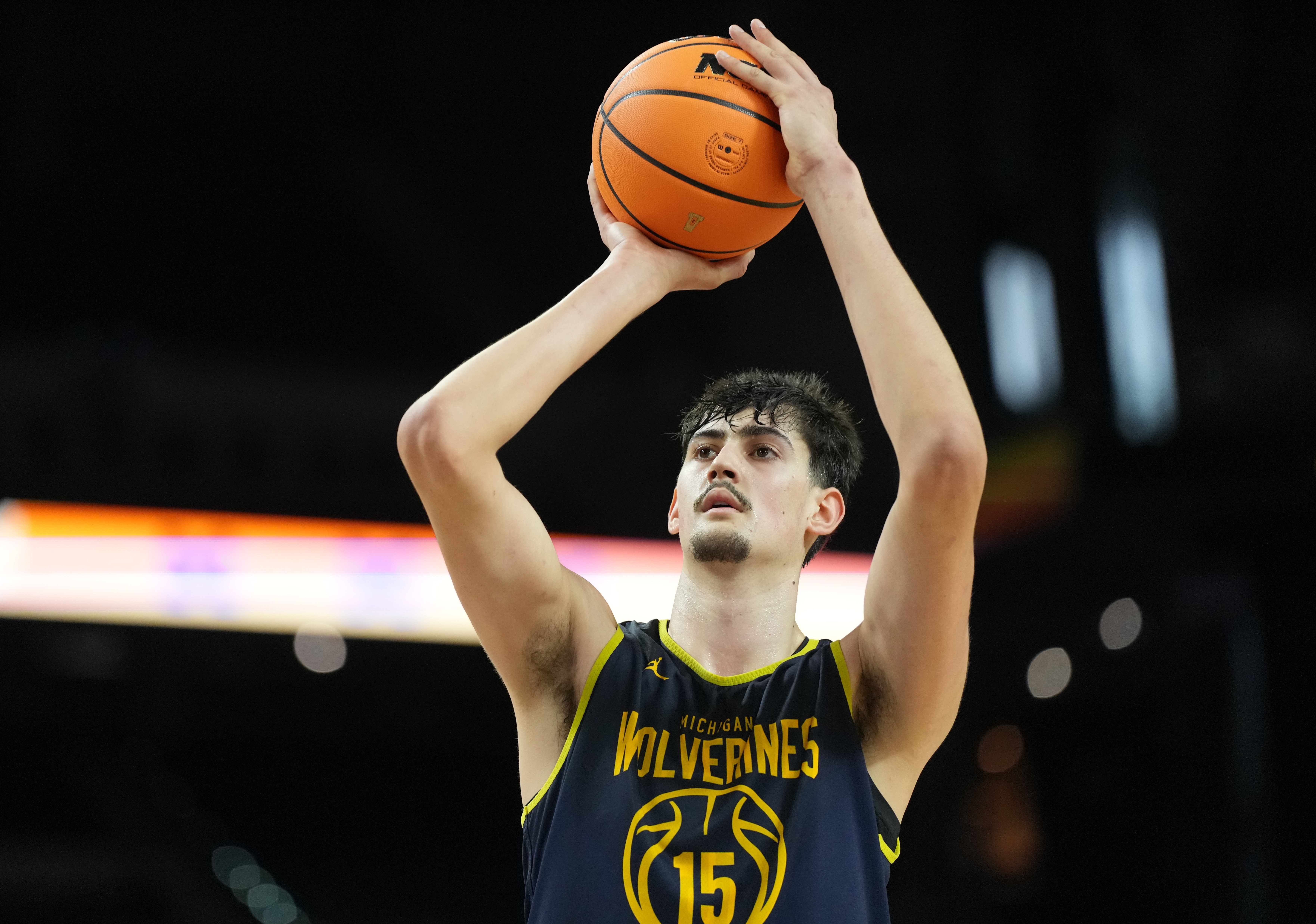 PP电子官方-镇守内线！密歇根2米21高塔马拉7投4中 砍下8分4板1助1断1帽