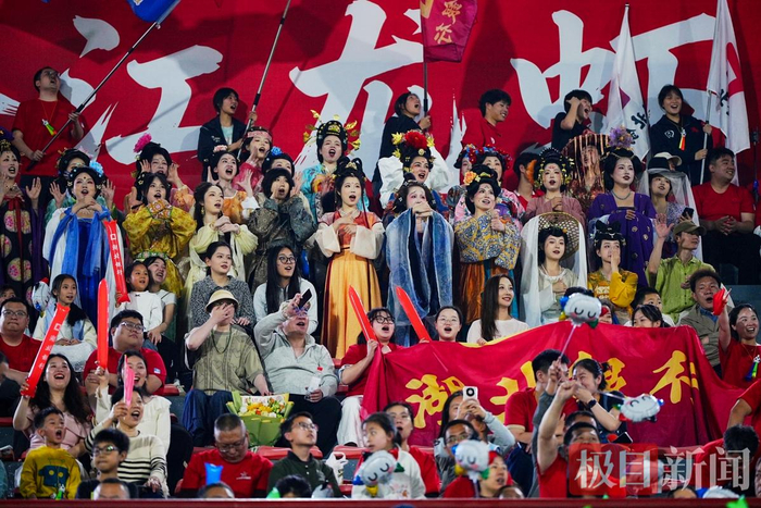 PP电子官方-潜江赛场内外皆精彩:来看一场球,爱上一座城|楚超|体育场|潜江中学体育场|足球联赛|揭幕战_新浪体育_新浪新闻